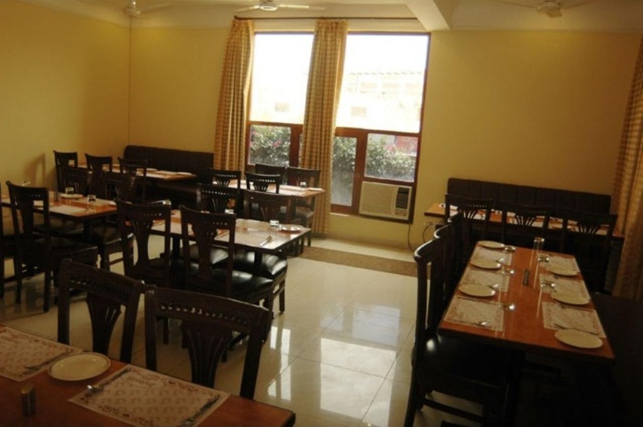 Hotel The Shubham Вриндавана Экстерьер фото